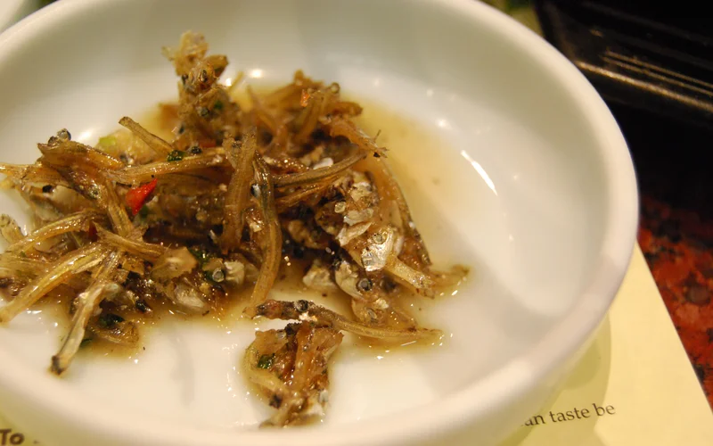 남해 멸치쌈밥 - 통통한 생멸치를 매콤하게 조려 쌈과 함께 즐기는 별미