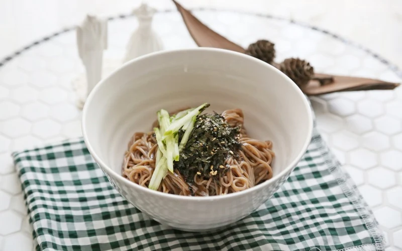 춘천 메밀막국수 & 감자전 - 구수한 순메밀 사리에 동치미 육수와 양념장을 올린 막국수와 감자전