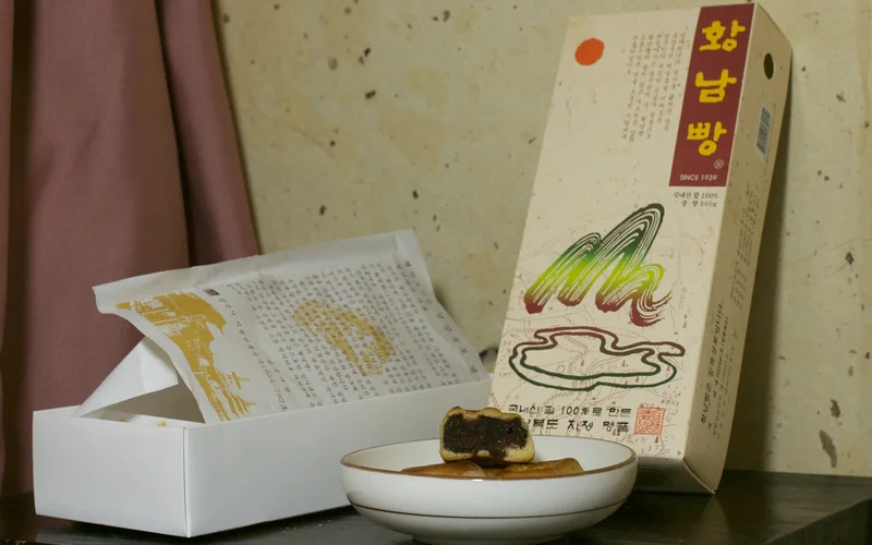 경주 황남빵 - 얇은 피 속에 부드럽고 달콤한 팥앙금이 가득 찬 명품 제과