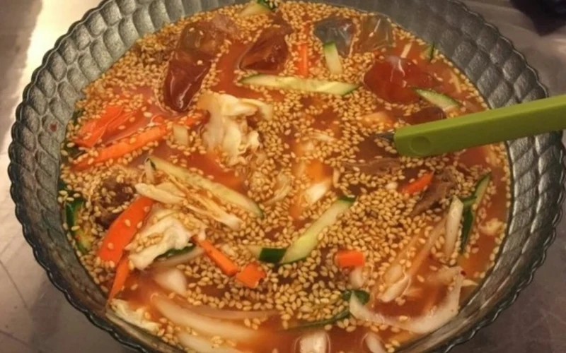포항 전통 고추장 물회 - 싱싱한 참가자미·오징어 회에 매콤새콤 고추장 양념과 살얼음 육수를 부은 물회