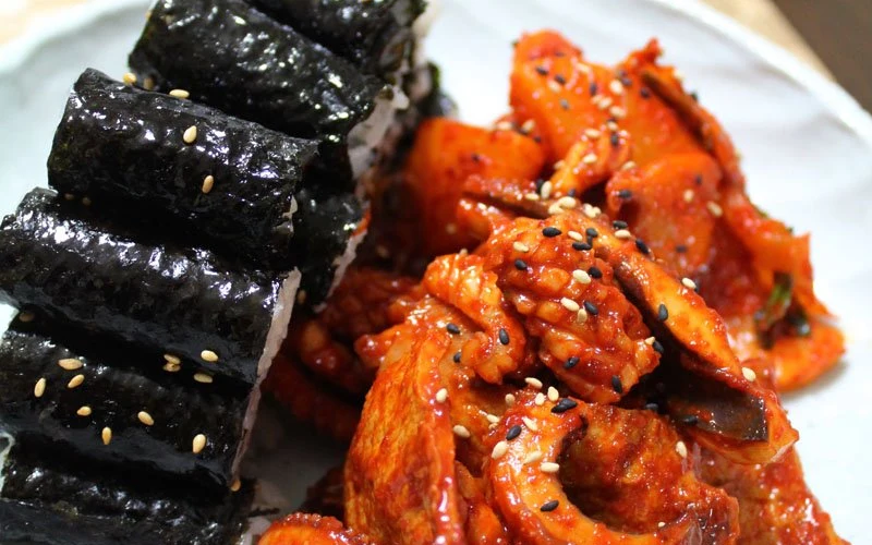 통영 충무김밥 & 꿀빵 - 담백한 꼬마김밥에 매콤한 오징어무침·석박지를 곁들인 충무김밥과 통영 꿀빵